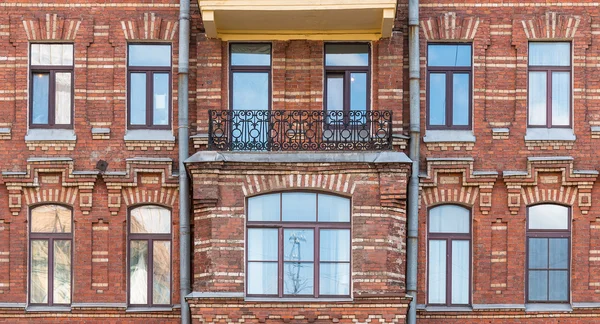 Bir satır ile apartman cephe balkonda içinde pencere eşiği