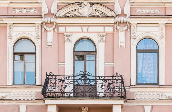 Windows w wierszu i balkonem na elewacji budynku mieszkalnego — Zdjęcie stockowe