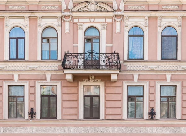 Ventanas en una fila y balcón en la fachada del edificio de apartamentos — Foto de Stock