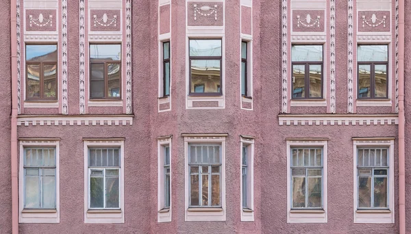 Ventanas en una fila y ventanal en la fachada del edificio de apartamentos — Foto de Stock