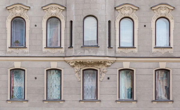 Ventanas en una fila y ventanal en la fachada del edificio de apartamentos — Foto de Stock