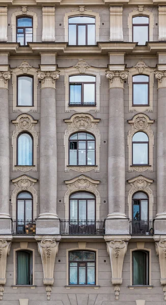 Fenster in einer Reihe und Balkon an Fassade eines Mehrfamilienhauses — Stockfoto