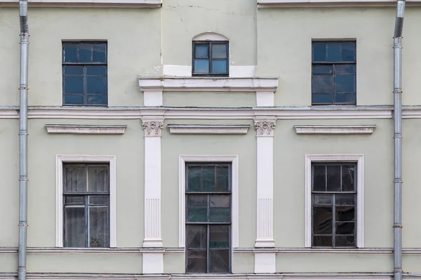 Окна в ряд на фасаде жилого дома — стоковое фото
