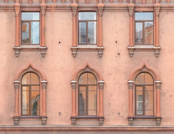 Windows in a row on facade of St. Petersburg Medical Center — 스톡 사진