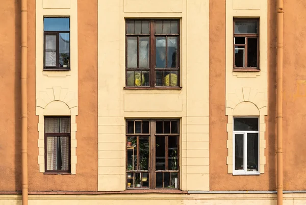 Ventanas en una fila en la fachada del edificio de apartamentos — Foto de Stock