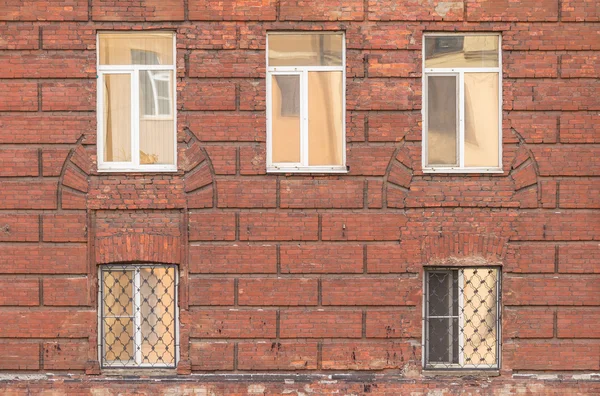 Fenêtres sur la façade de l'Université de Saint-Pétersbourg Ministère russe de l'Intérieur — Photo