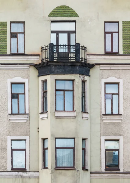 Janelas em uma fileira e janela baia na fachada do prédio de apartamentos — Fotografia de Stock