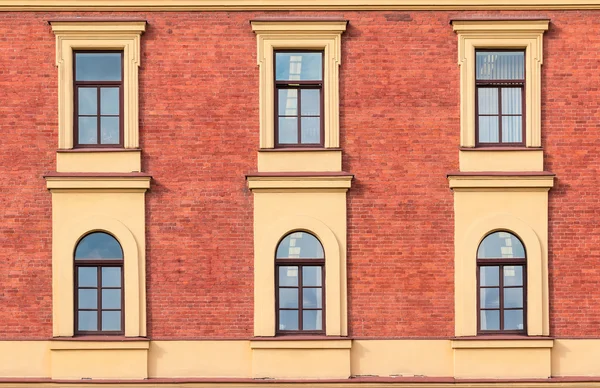 Windows z rzędu na elewacji budynku biurowego — Zdjęcie stockowe