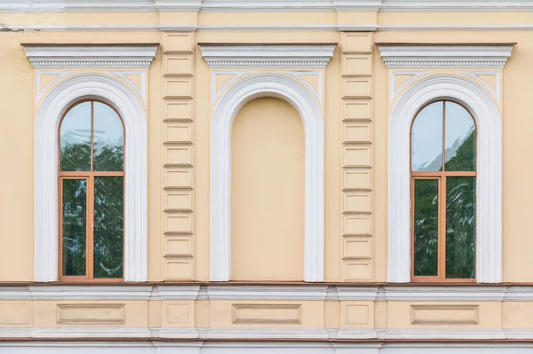 Las ventanas en fila en la fachada de la escuela — Foto de Stock