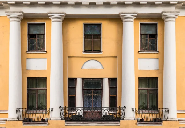 Ventanas, columnas y balcones en la fachada del edificio de apartamentos —  Fotos de Stock