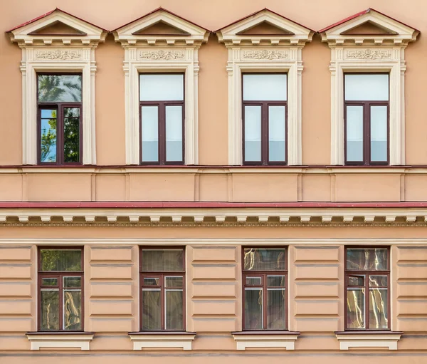 Janelas sucessivamente em fachada de edifício de apartamento — Fotografia de Stock