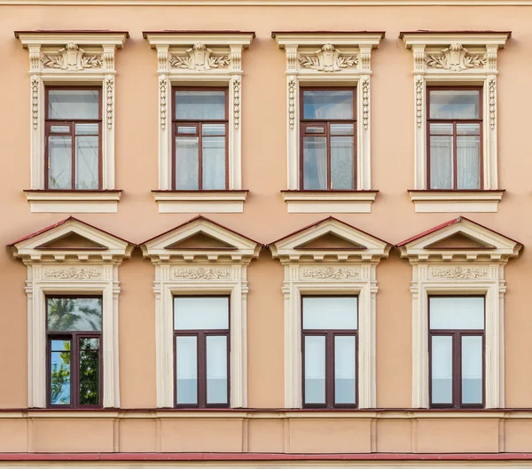 Ventanas en una fila en la fachada del edificio de apartamentos — Foto de Stock