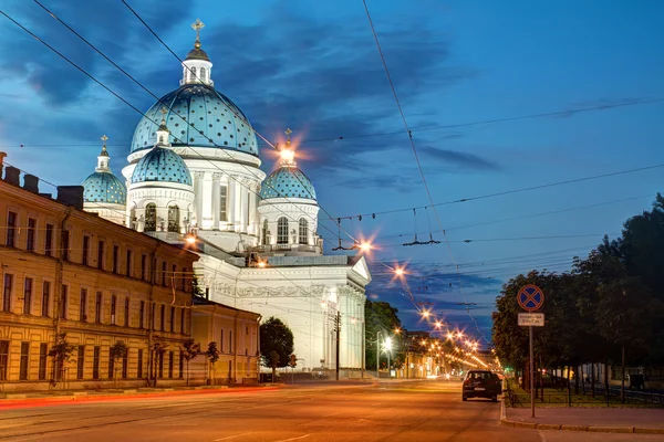 Trinity Katedrali ve Troitsky umudu gece görünümü — Stok fotoğraf