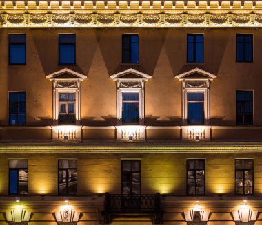 Pencere ve balkon apartmanda gece cephe