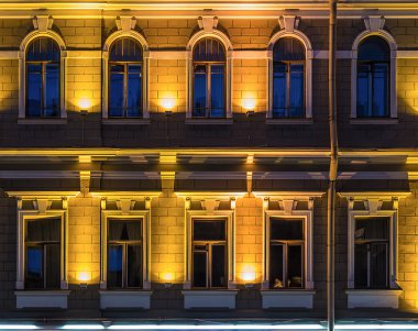 Windows üzerinde gece cephe ofis binası