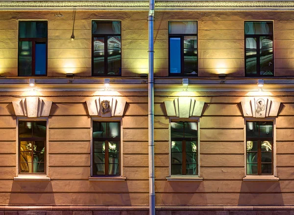 Fenêtres sur la façade de nuit de l'immeuble — Photo