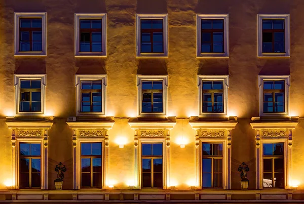 Windows na noc elewacji budynku biurowego — Zdjęcie stockowe