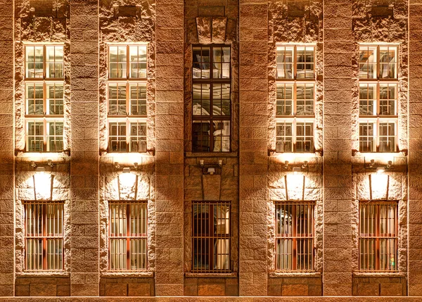 Windows op nacht gevel van het kantoorgebouw — Stockfoto