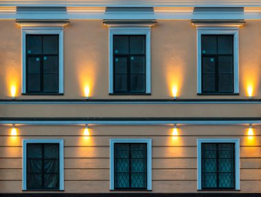 Windows üzerinde gece cephe ofis binası