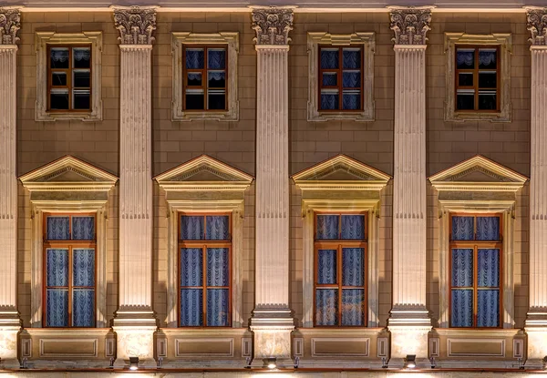 Windows na noc fasáda Mariinsky Palace — Stock fotografie