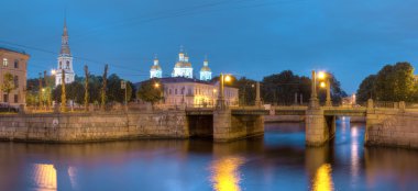Gece görünümü Griboedov kanal ve St. Nicholas deniz Katedrali