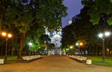 Gece sokakta Nikolsky Bahçe ve deniz St. Nicholas Katedrali
