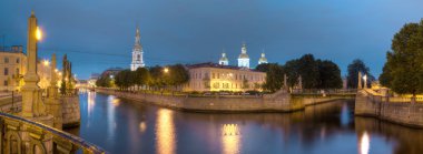 Kryukov kanal ve St. Nicholas deniz Katedrali gece görünümü