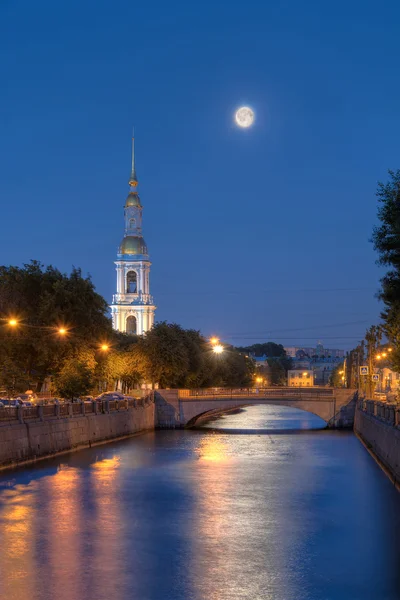 Kryukov kanal ve St. Nicholas deniz Katedrali gece görünümü