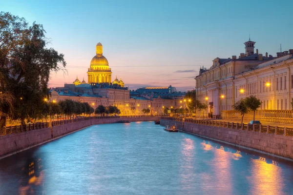 Moika nehir ve Saint Isaac's Cathedral gece görünümü — Stok fotoğraf