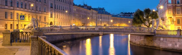 Vista noturna do Canal Griboedov e da Ponte dos Leões — Fotografia de Stock