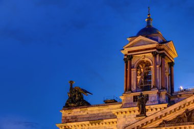 Çan kulesinin üzerinde Saint Isaac's Cathedral