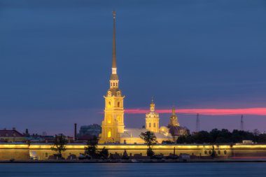 Peter ve Paul Fortress gece görünümü