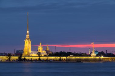 Peter ve Paul Fortress gece görünümü
