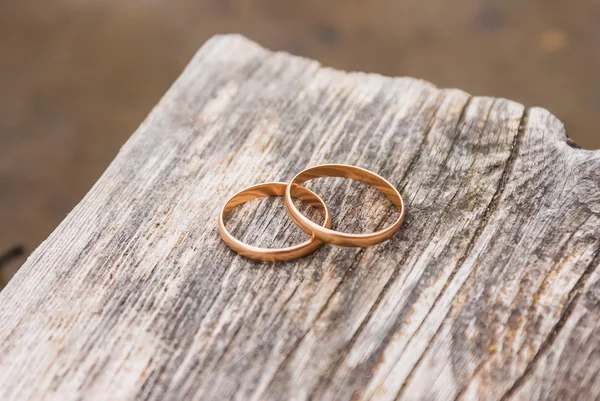 Anéis de casamento a bordo do cais — Fotografia de Stock