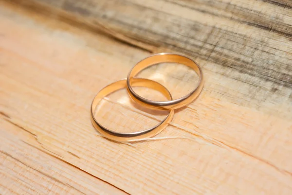 Anillos de boda en madera aserrada — Foto de Stock