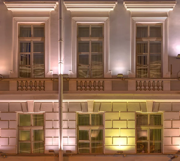 Fenster an nächtlicher Fassade eines Bürogebäudes — Stockfoto