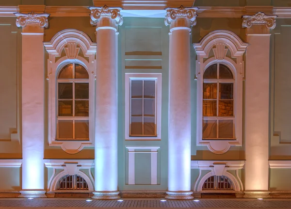 Ventanas en la fachada nocturna del Museo del Hermitage — Foto de Stock
