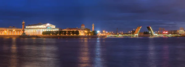 Natt syn på öppen Birzhevoy Bridge och Old Stock Exchange — Stockfoto