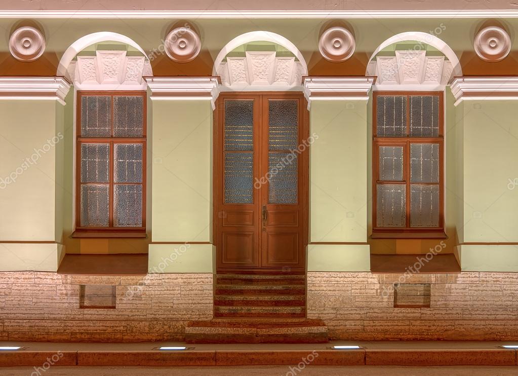 bürotür mit fenster glas fenster und tür über nacht fassade des bürogebäudes stockfoto bürotür mit fenster glas fenster und tür über nacht fassade des bürogebäudes stockfoto
