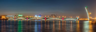 Gece görünümü açık Trinity Köprüsü ve Neva Nehri