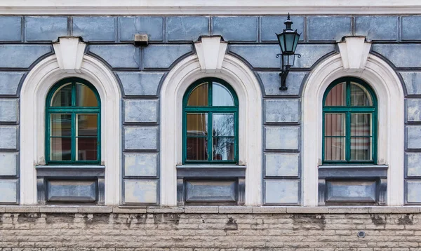 Tři Okna Řadě Fasádě Městské Historické Budovy Přední Pohled Tallinn — Stock fotografie