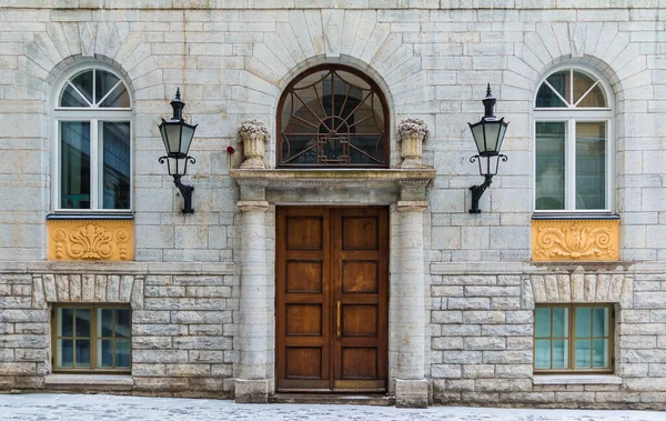 Několik Oken Dveří Fasádě Městské Historické Budovy Přední Pohled Tallinn — Stock fotografie