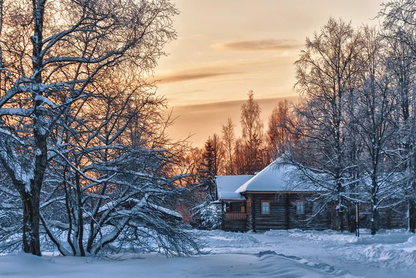 Casa de madera en madera de invierno — Foto de Stock