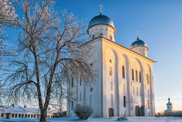 Katedralen i vintern vid solnedgången — Stockfoto