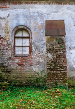 Terk edilmiş bir ortaçağ manor penceresi