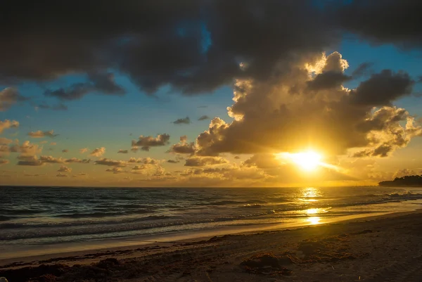 Morgendämmerung an der Meeresküste — Stockfoto