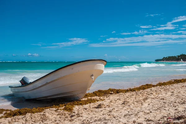 Motorboot op het strand — Stockfoto