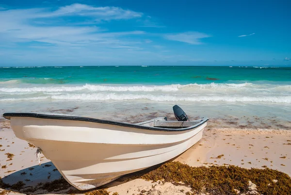 Motorboot op het strand — Stockfoto