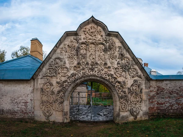 Puerta a la mansión medieval abandonada — Foto de Stock