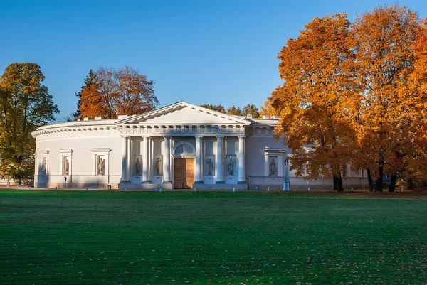 秋の公園で古い宮殿 — ストック写真